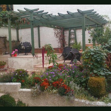 Room "Honeybee" In A Neoclassical House Καστοριά Εξωτερικό φωτογραφία