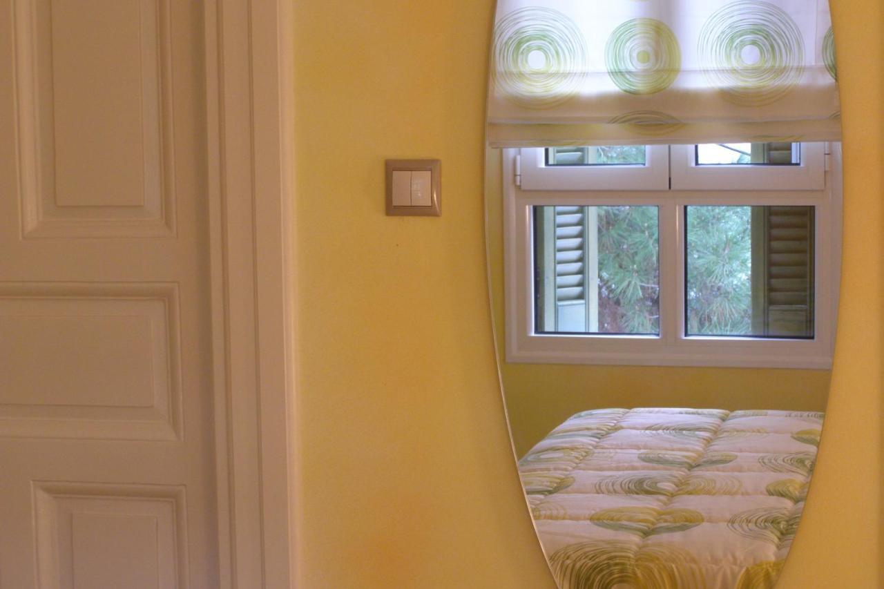 Room "Honeybee" In A Neoclassical House Καστοριά Εξωτερικό φωτογραφία